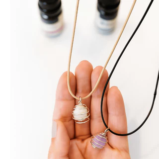Colar Difusor Pessoal para Óleos Essenciais com Pingente Prateado Gaiola - Aromaterapia