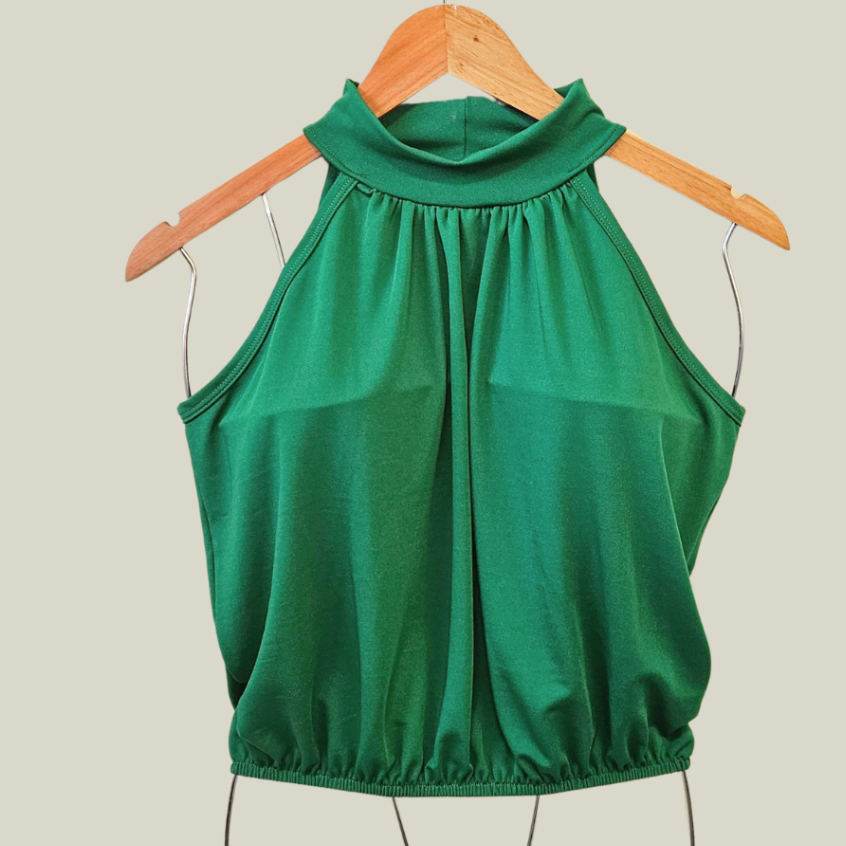 Blusa femenina elegante gola alta