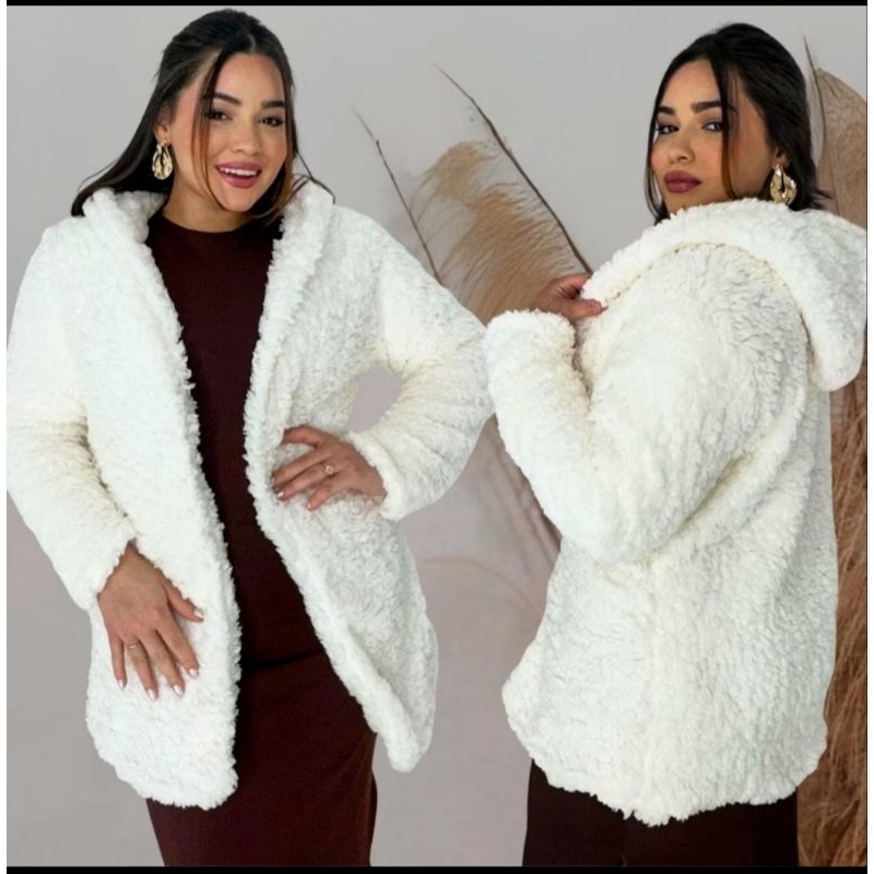 Casaco Teddy Longo Sherpa Forrado com Bolso Capuz e Botões Moda
