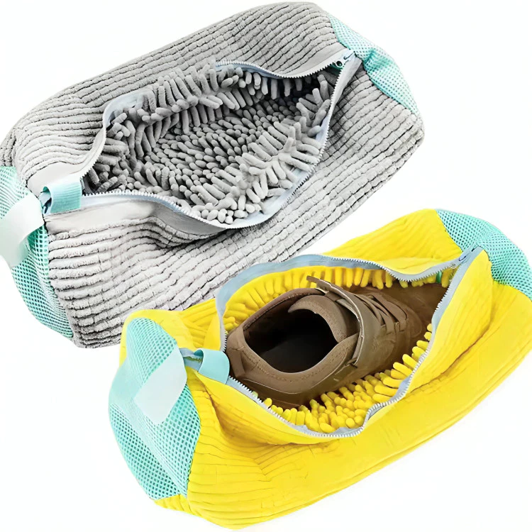 Duas bolsas de lavagem de sapatos nas cores cinza e amarelo com cerdas internas de microfibra