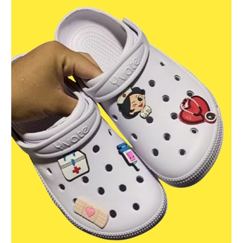 Sandália Branco Babuche Personalizado enfeite Pins Jibbitiz