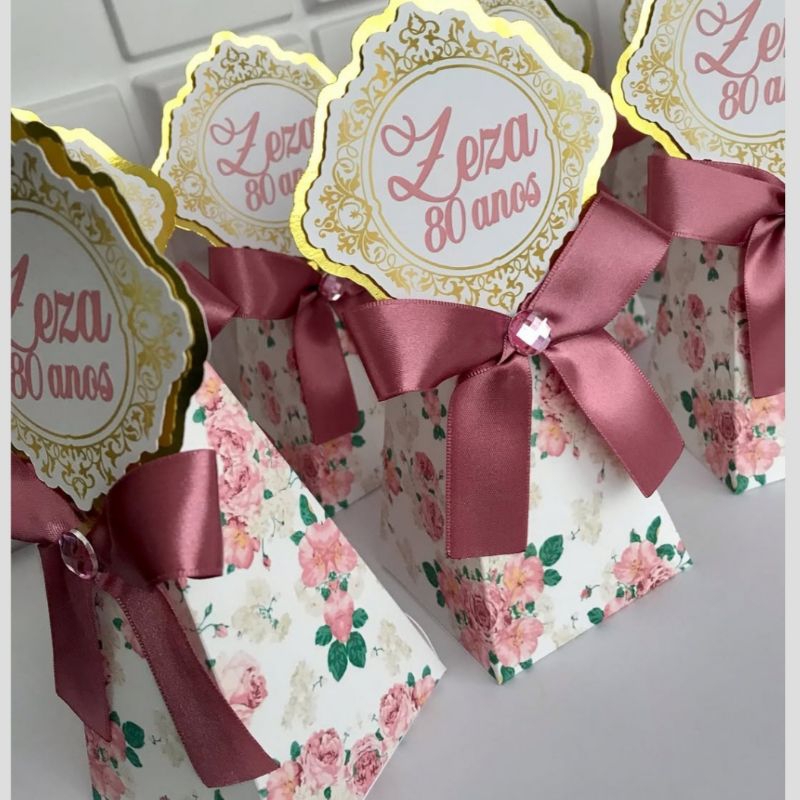 Lembrancinha adulto floral 80 anos - Caixa pirâmide - personalizados ...