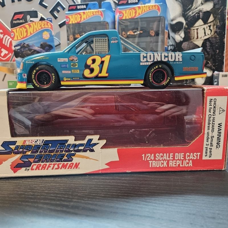 MINIATURA PICK-UP NASCAR TRUCK FORD F-150 COM CAIXA IMPECAVEL