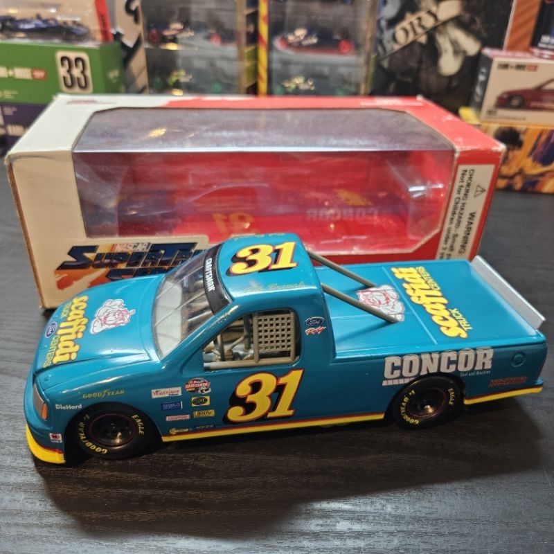MINIATURA PICK-UP NASCAR TRUCK FORD F-150 COM CAIXA IMPECAVEL
