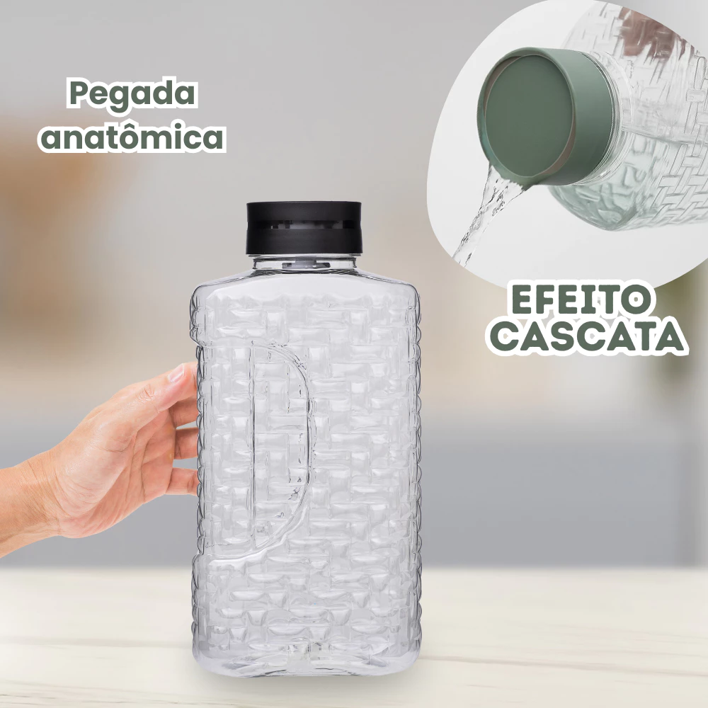 Garrafa de água de plástico transparente com tampa preta sendo segurada por uma mão