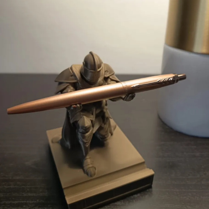 Suporte de Caneta Cavalheiro Medieval 3D - Decoração p/ Casa Escritórios Mesas etc