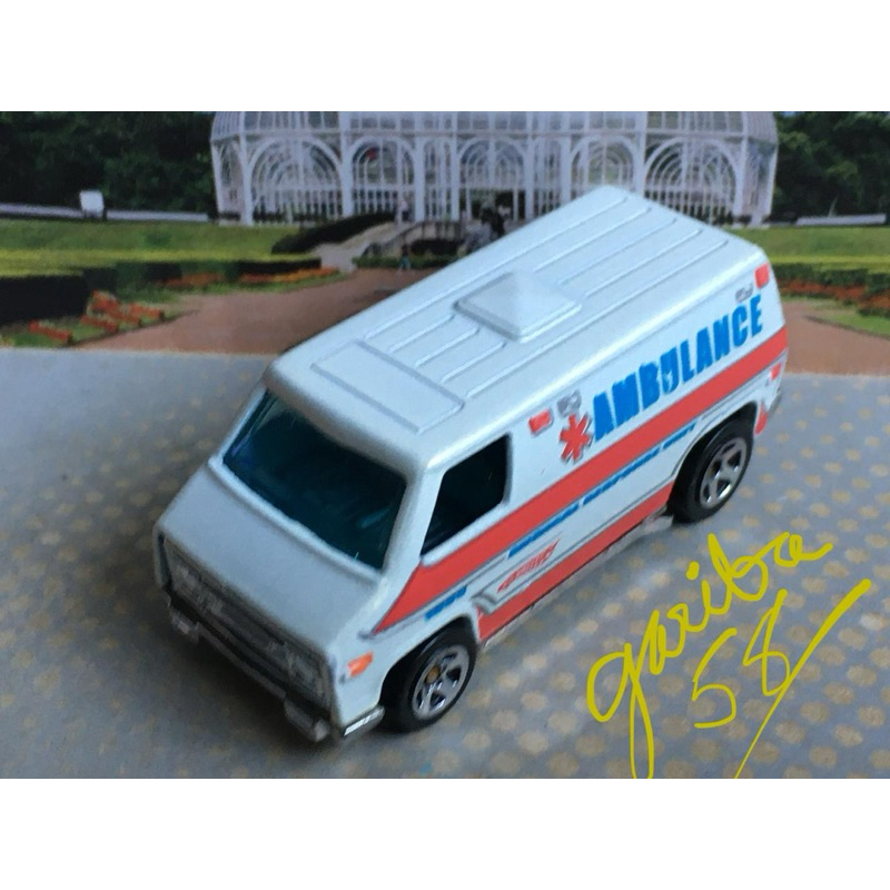 HOT WHEELS SUPER VAN AMBULANCE 2010 RACE WORLD CITY GARIBA58