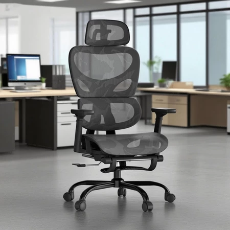 Cadeira ergonômica YESOP preta posicionada em um ambiente de escritório moderno com mesas e computadores ao fundo.