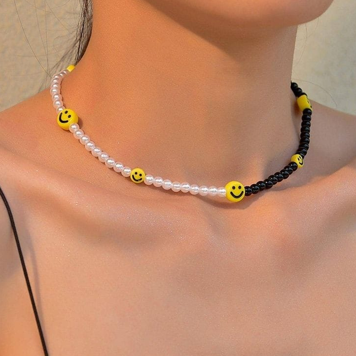 Colar/Gargantilha Choker de Miçanga com Carinha Smile Emoji, Ying