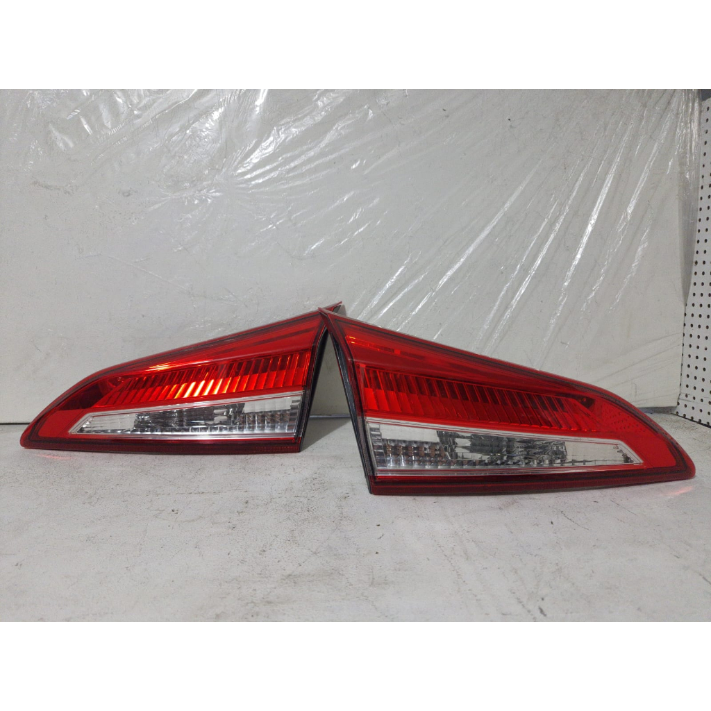 PAR Lanterna ORIGINAL da Mala Yaris HATCH 2017 2018 2019 2020 2021 2022