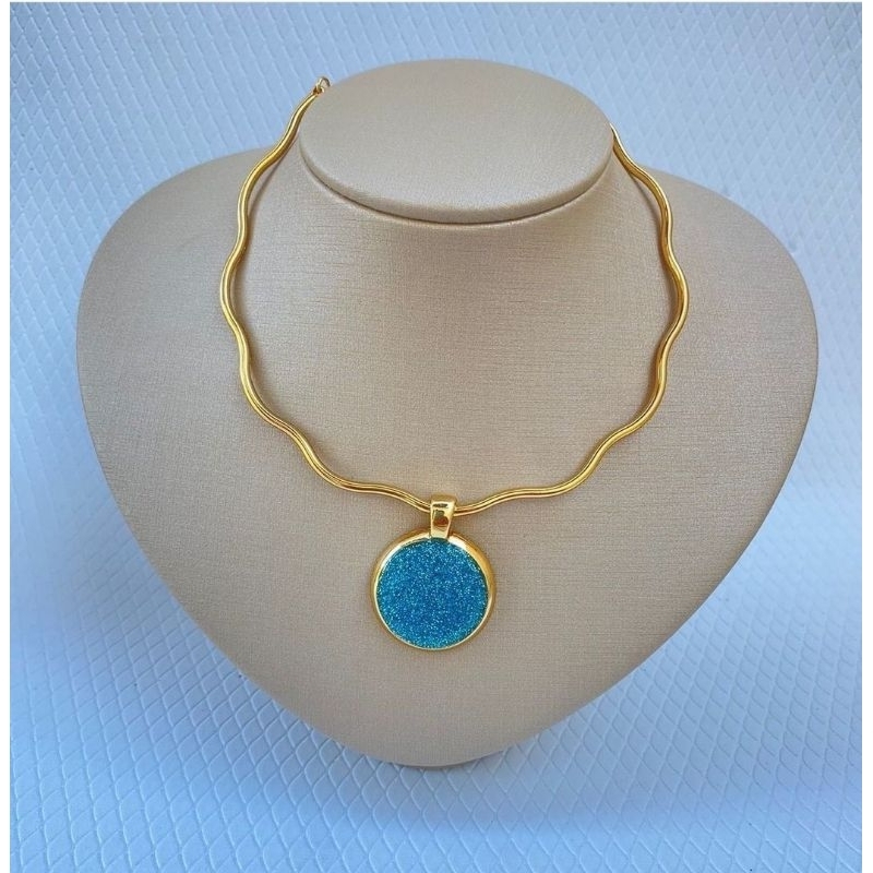 Colar Choker Dourado Gargantilha Feminina Medalha Pedra Azul em Glitter Semijoia