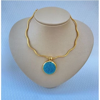 Colar Choker Dourado Gargantilha Feminina Medalha Pedra Azul em Glitter Semijoia