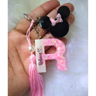 Chaveiro de Resina com inicial do nome e pingente do Mickey