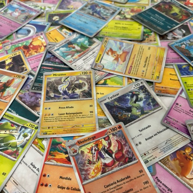 100 Cartas Pokémon sem repetição + 5 Brilhantes Holográficas - Com Novas Bordas Cinzas da Coleções Escarlate e Violeta Originais COPAG