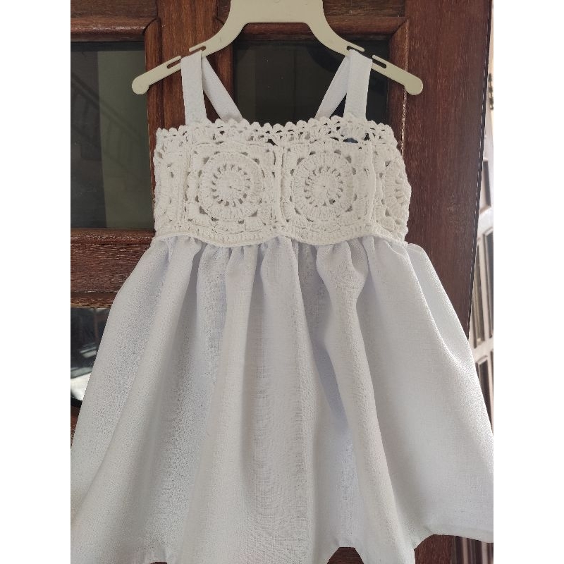 Vestido de croche com tecido hot sale para bebe