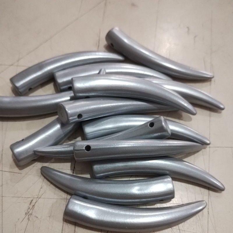 KIT C/ 10 UNDS DENTE PRESAS TIPO DE JAVALI DE RESINA FURADA