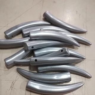 KIT C/ 10 UNDS DENTE PRESAS TIPO DE JAVALI DE RESINA FURADA