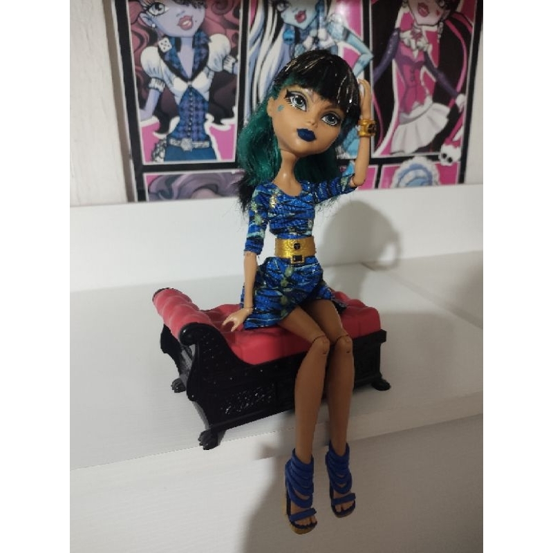 Boneca Monster High Cleo De Nile Cabelos Mechas Azuis Cachorro de Estimação  e Acessórios HHK54 Mattel