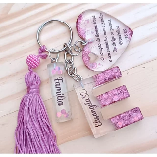 Chaveiro Letra  personalizado em resina +  mini pingente personalizado e tassel. em Oferta na Shopee