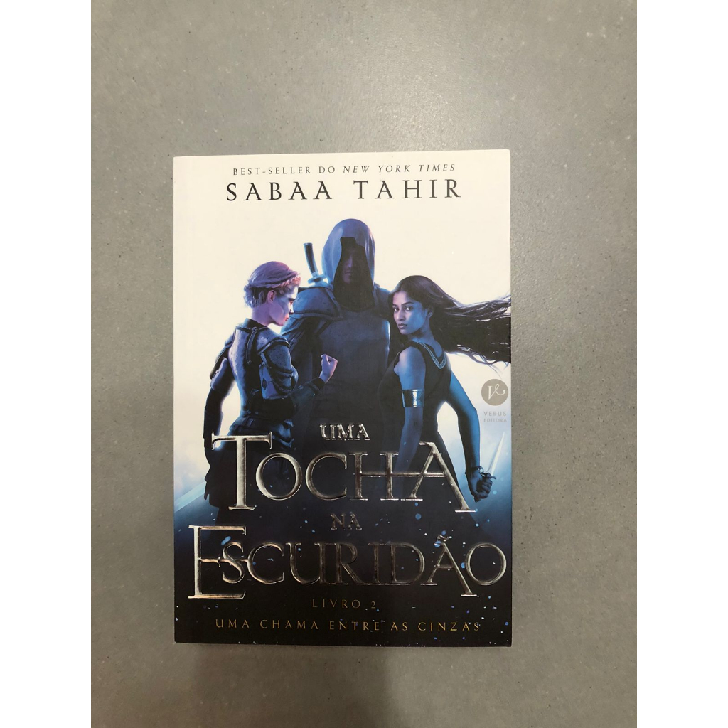 Livro - Uma Tocha na Escuridão - Sabaa Tahir