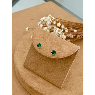 Brinco mini com zircônia verde banhado a ouro 18k