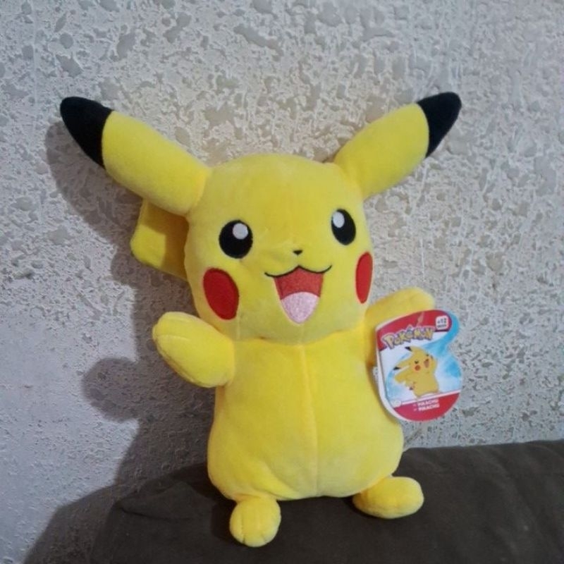 Boneco Detetive Pikachu Pelúcia 28cm Brinquedo Pokemon 467