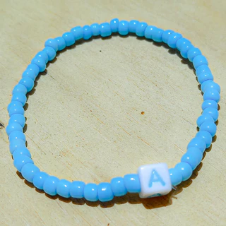 Pulseira de miçangas com letra personalizavél