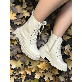Bota feminina coturno blogueira tratorada off white com ziper