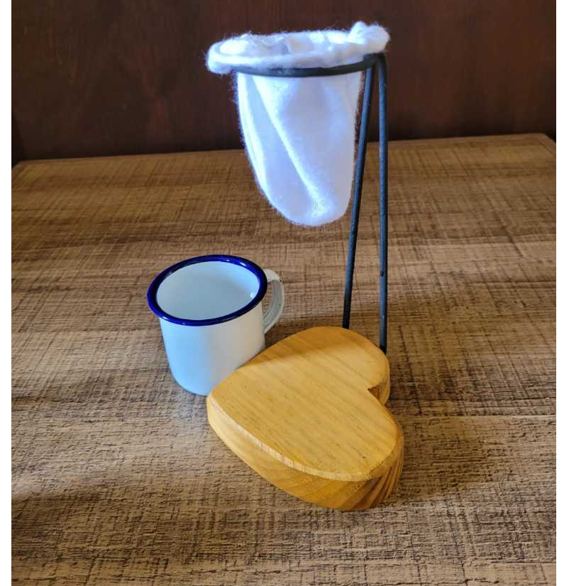 Mini coador de café + filtro (base coração) + caneca branca 150 ml