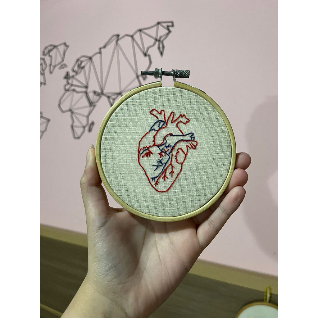 DESAPEGO - Bordado Coração Humano (feito a mão)