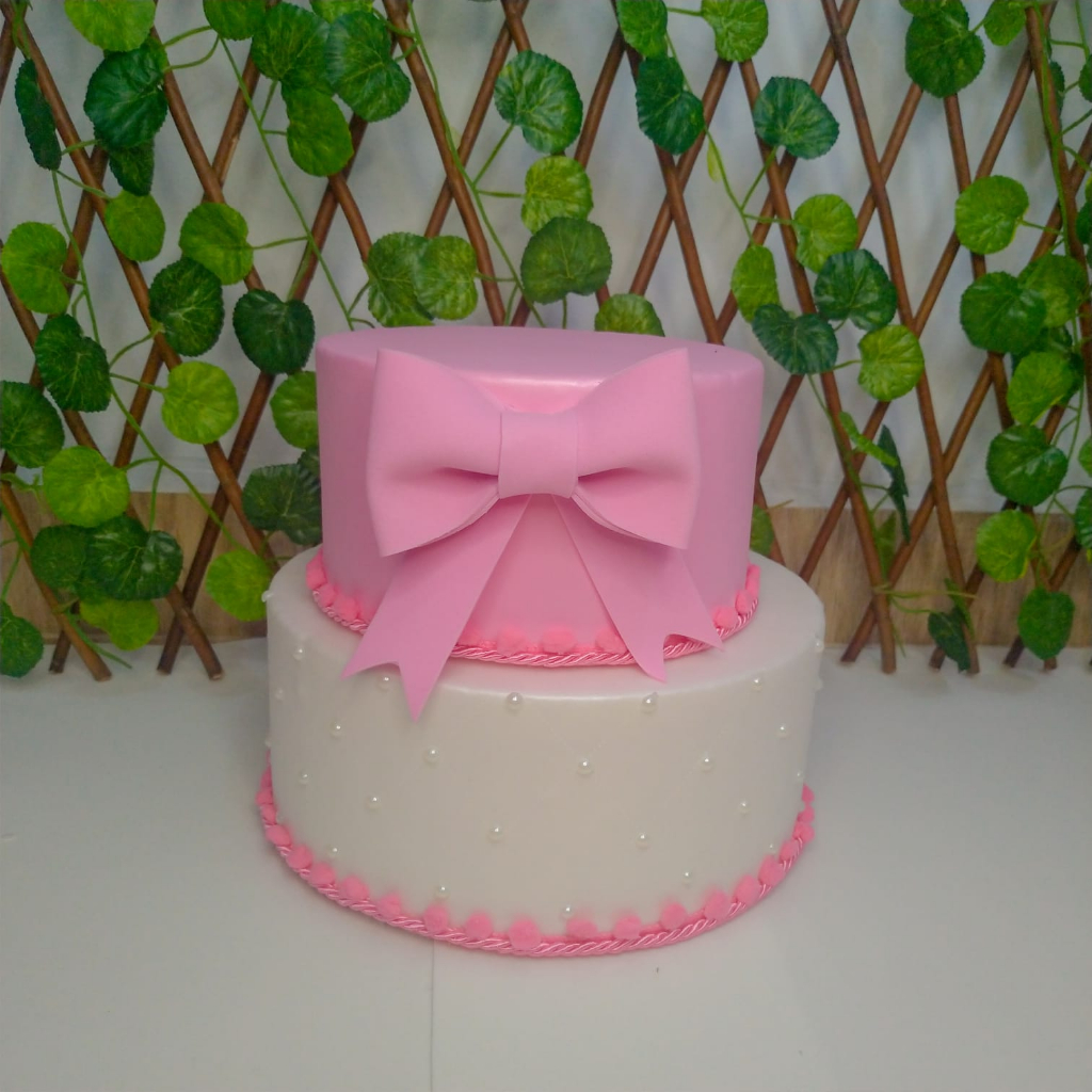 Bolo de aniversário menina coroa com nome e pasta de açúcar rosa – Love In  a Cake