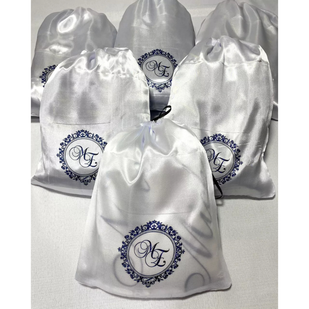 Saquinho de cetim personalizado com iniciais e brasão para robes