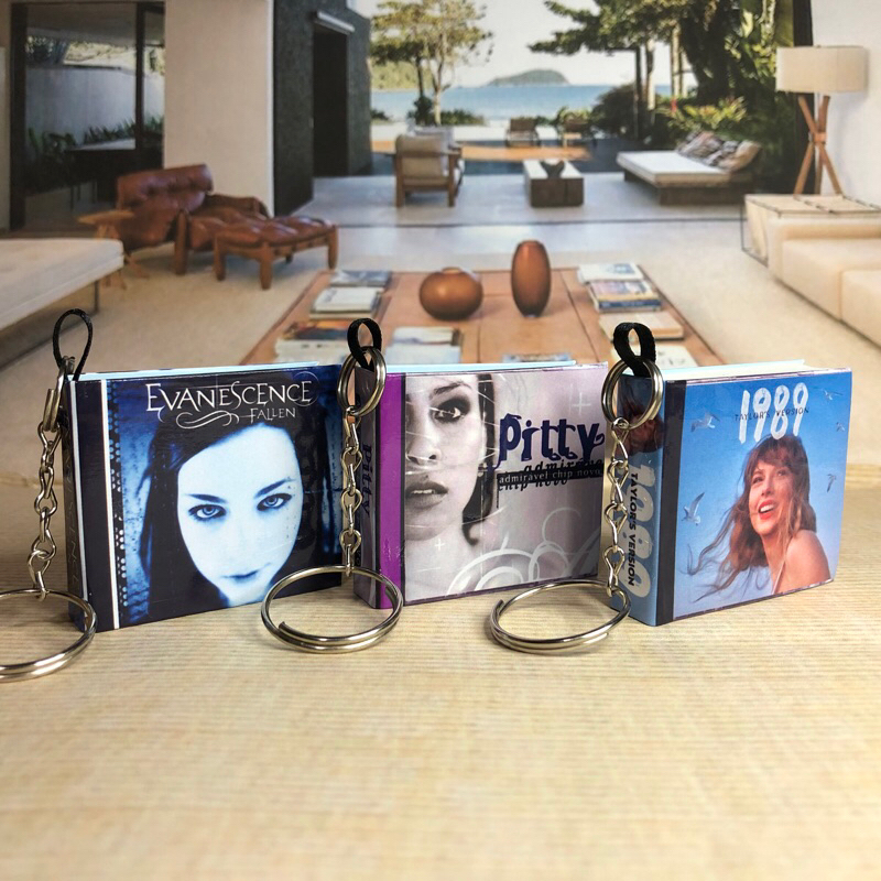 Chaveiros em formato de mini álbum livro, CD/ miley cyrus/lana del rei/Rihanna/Demi lovato