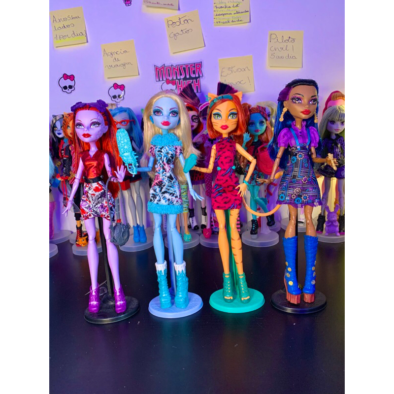 Várias bonecas Monster high