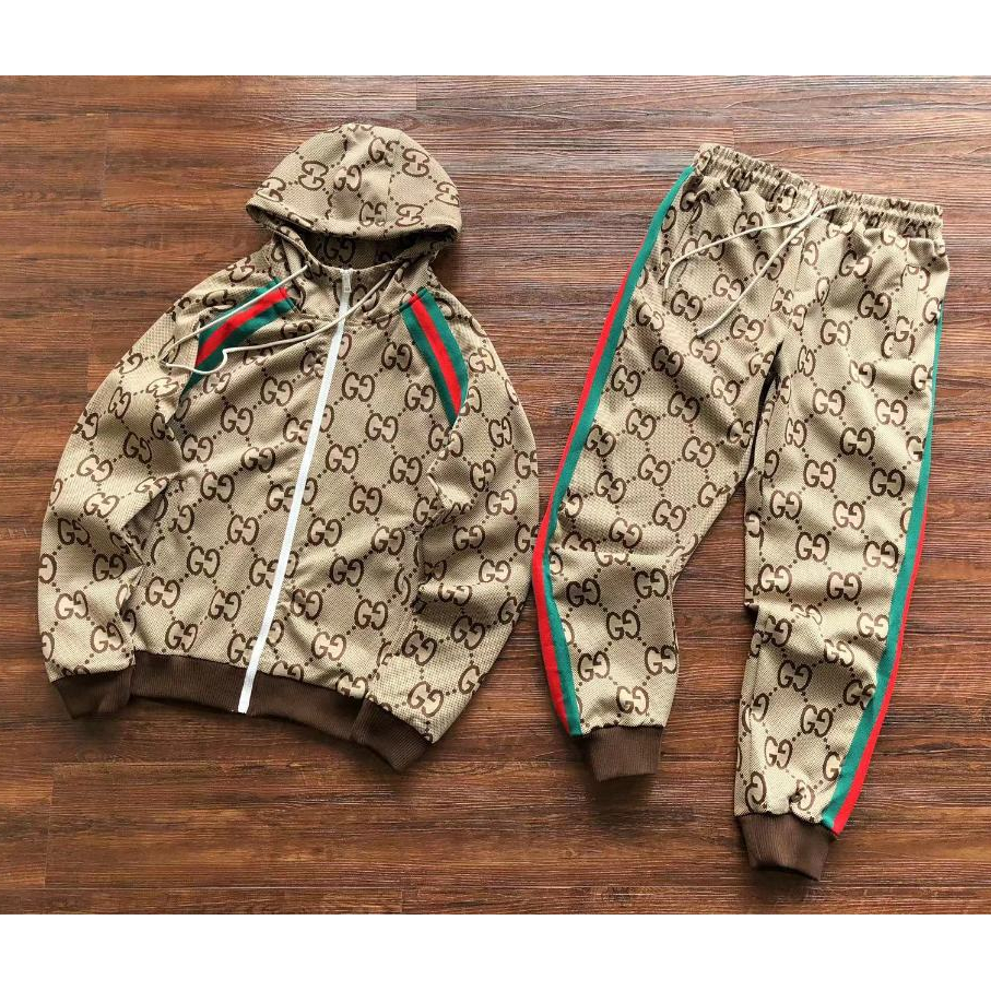 Gucci Conjunto Jaqueta e Calça com estampa GC