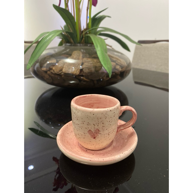 Xícara de Café com Pires em Cerâmica Coração Rosa