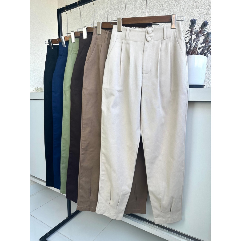 Jemmy moda Calça cenoura sarja com dois botões,atrás com elástico，Semelhante ao tecido jeans。tem marrom cafe esscuro ， b