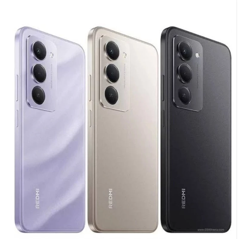 Três unidades do Xiaomi Redmi 15 lado a lado nas cores lilás, dourado e preto, destacando o design traseiro