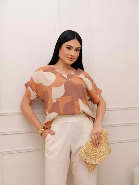 Blusa feminina decote em v estampada em viscolinho