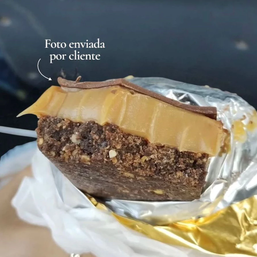 Pedaço de Butter Scotchy embalado em papel alumínio e papel, com texto em espanhol