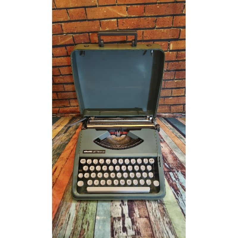 Máquina de escrever Olivetti Lettera 82 verde