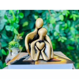 ESTATUETA CASAL ABRAÇADO CORAÇÃO MODERNO ELEGANTE DOURADO ENVELHECIDO LUXO DECORAÇÃO