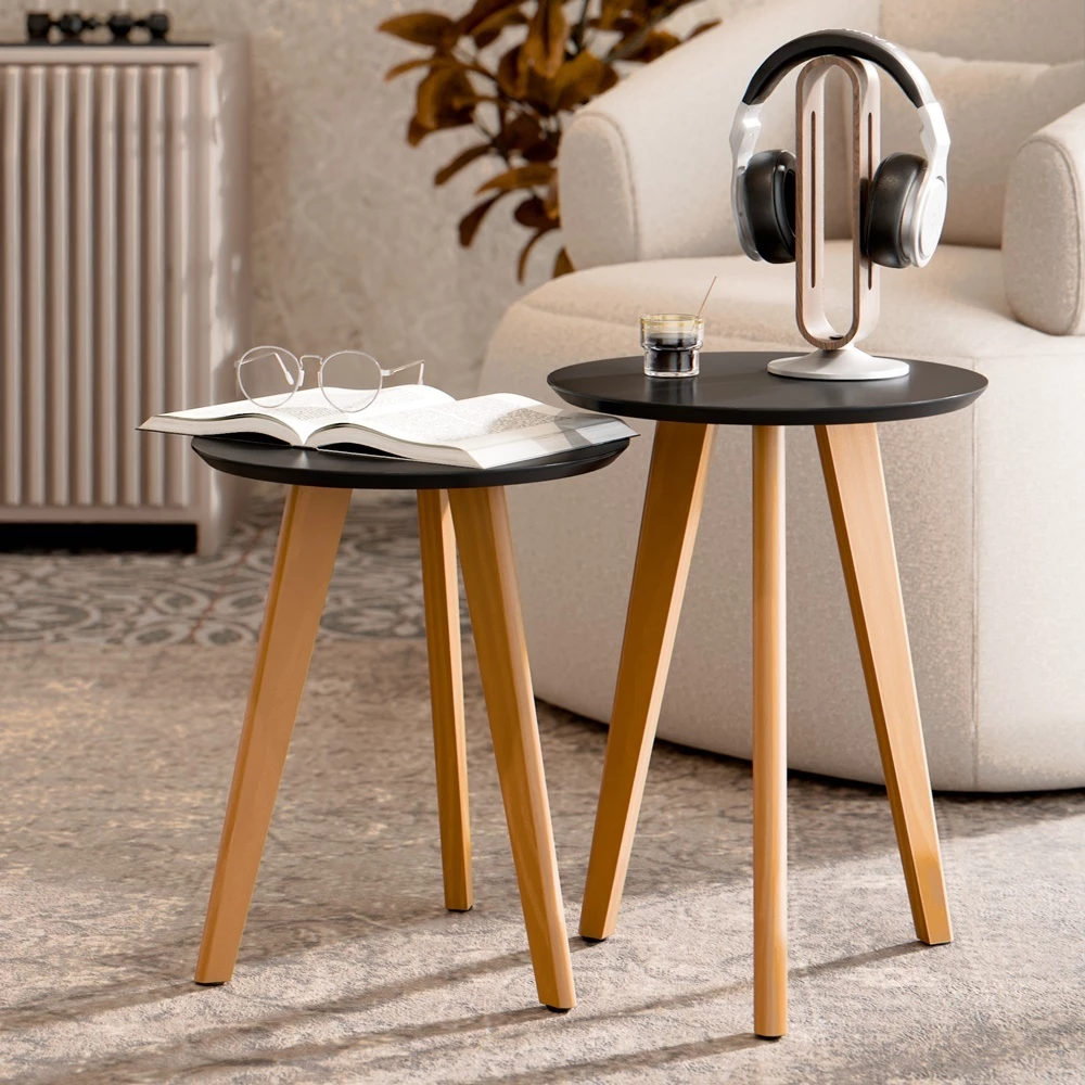 Mesa Maju em uso ao lado do sofá