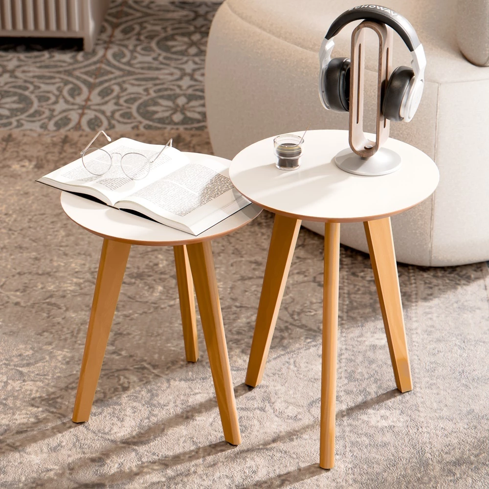 Detalhe dos pés em madeira da mesa Maju