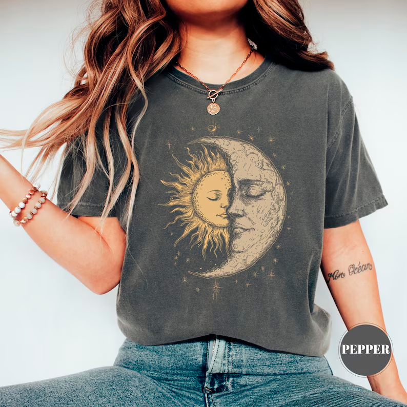 Camiseta mística com rosto de sol e lua camiseta Yin Yang hippie femininas estilo chique femininas.