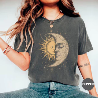 Camiseta mística com rosto de sol e lua camiseta Yin Yang hippie femininas estilo chique femininas.