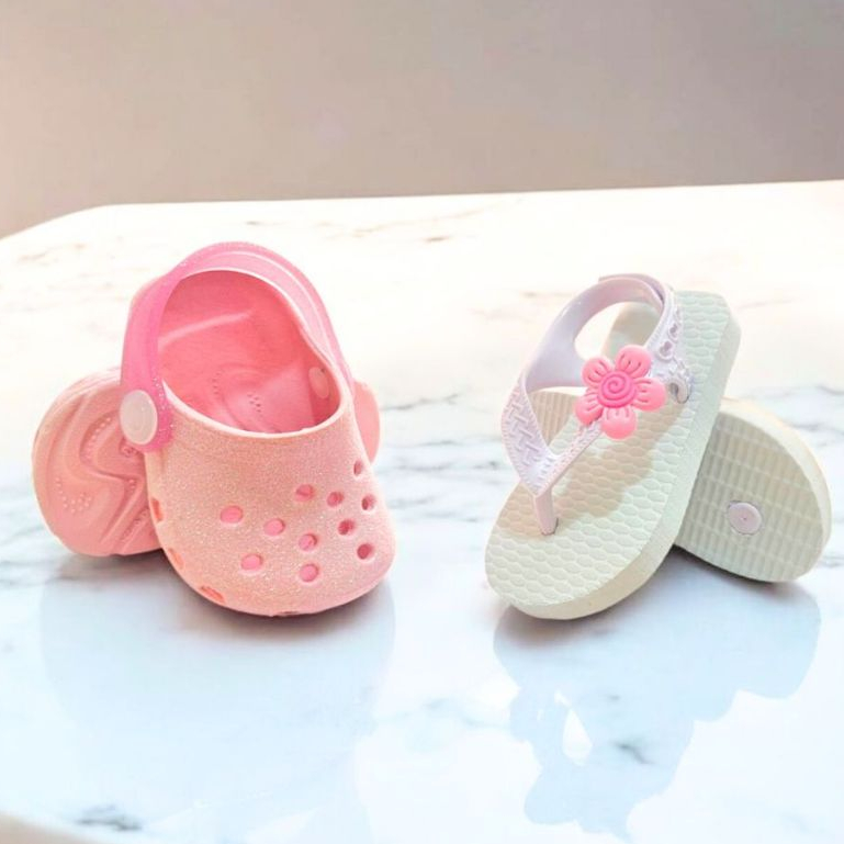 Kit 2 Pares Menina Babuche Glitter e Chinelo Dedo Flor Delicado Confortável Antiderrapante Dia Dia