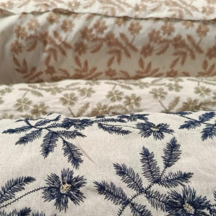 Tecido Linho Bordado (1m x 1,40m) Elegância e Sofisticação em Cada Detalhe textura natural e bordados delicados