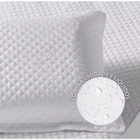Close-up de capa de colchão branca matelada com uma bolha mostrando gotas de água, indicando impermeabilidade.