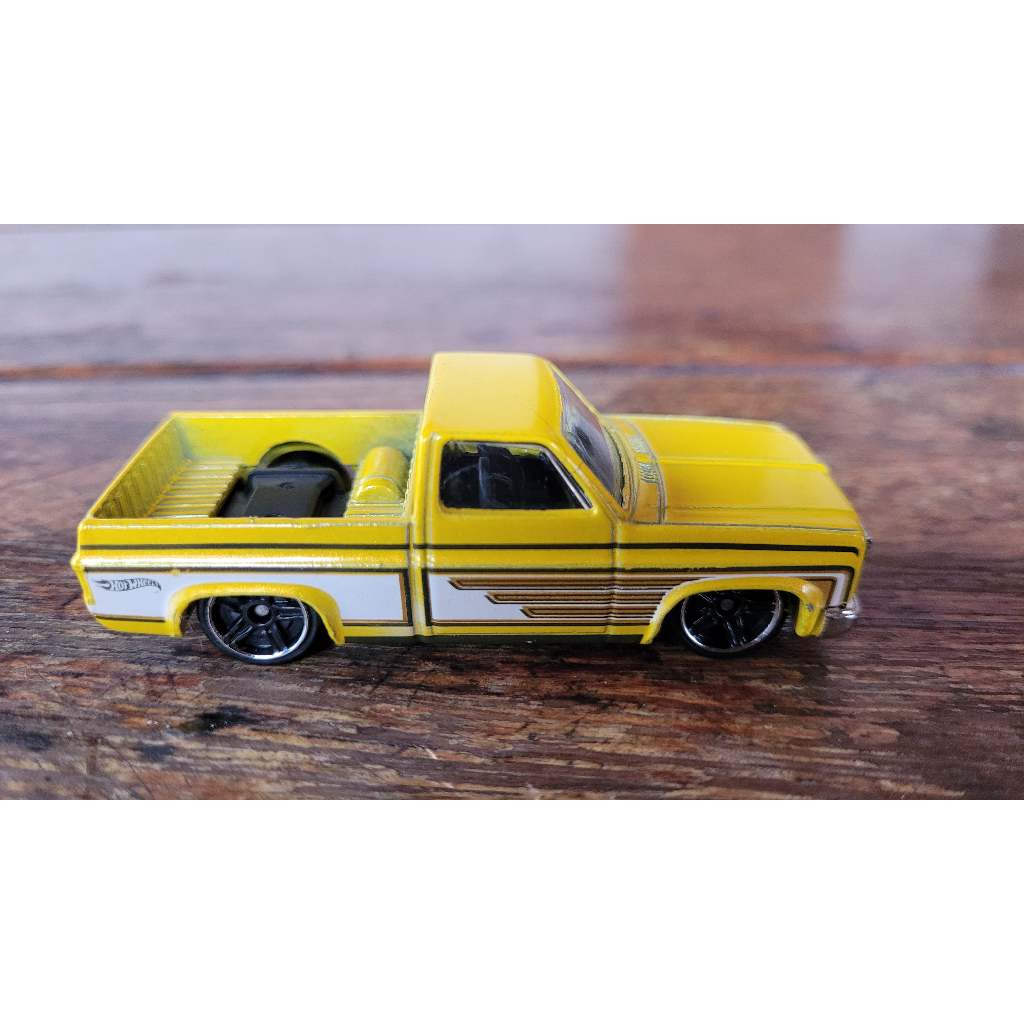 Hot Wheels - '83 Chevy Silverado Amarelo - HW Off-Road 2014 (Fora